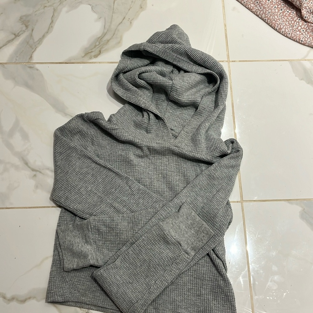 Light grey cropped hooded shirt